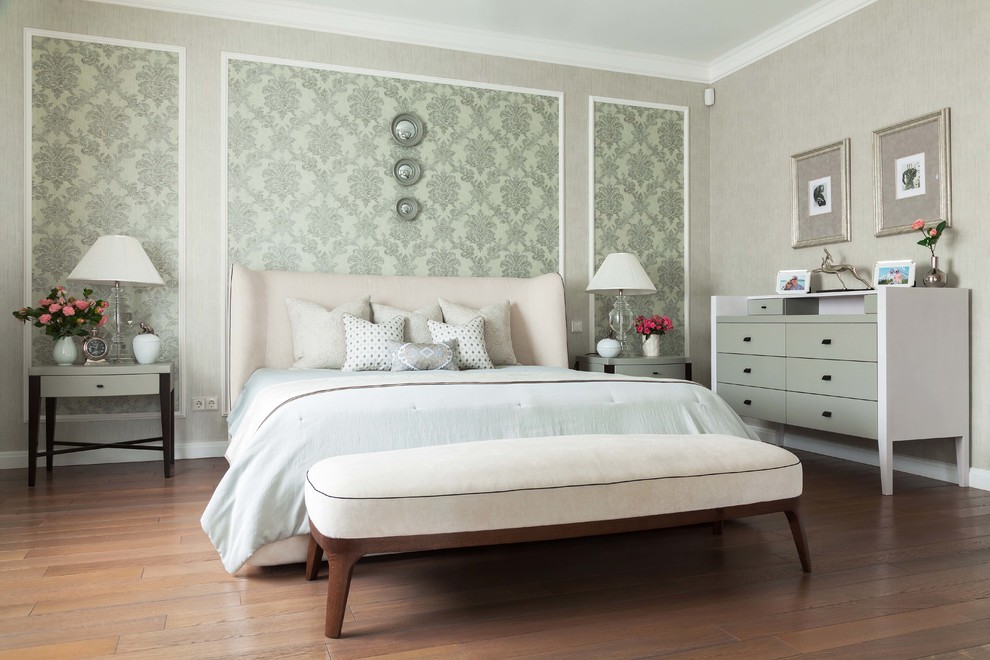 На фото: спальня в стиле неоклассика (современная классика) с разноцветными стенами и паркетным полом среднего тона без камина