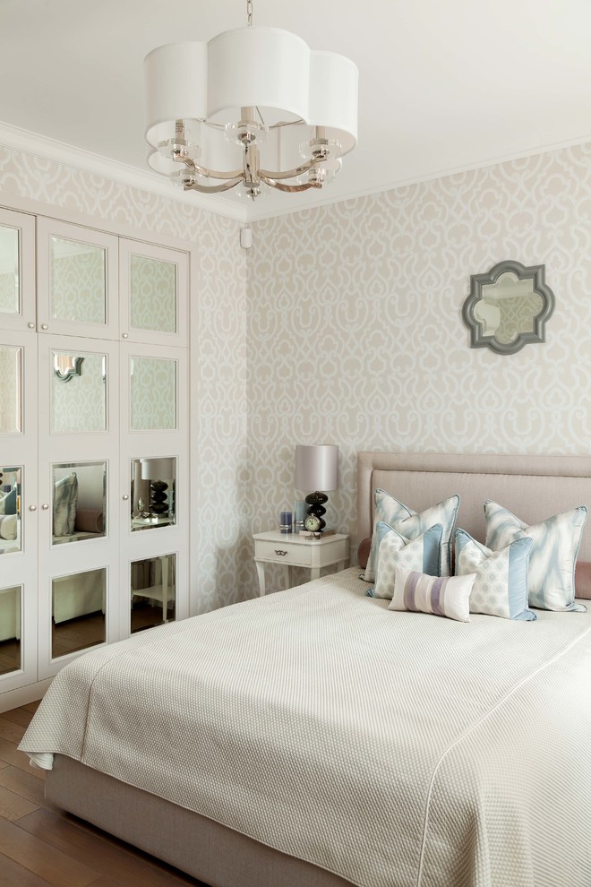 モスクワにあるトラディショナルスタイルのおしゃれな寝室のレイアウト