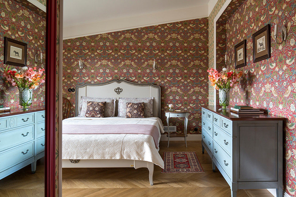 Idée de décoration pour une chambre d'amis victorienne de taille moyenne avec parquet clair, aucune cheminée et un mur marron.