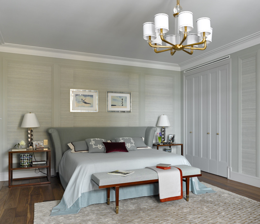 Свежая идея для дизайна: хозяйская спальня в стиле неоклассика (современная классика) с серыми стенами, паркетным полом среднего тона и коричневым полом - отличное фото интерьера