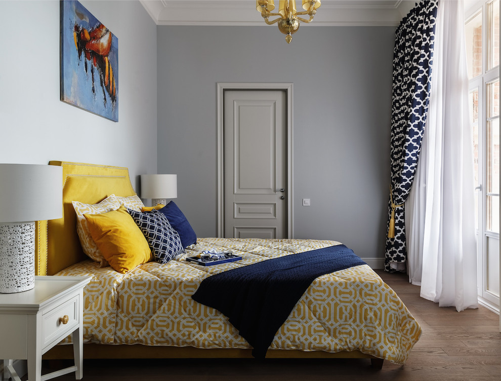 Пример оригинального дизайна: хозяйская спальня среднего размера в стиле неоклассика (современная классика) с серыми стенами, темным паркетным полом и коричневым полом