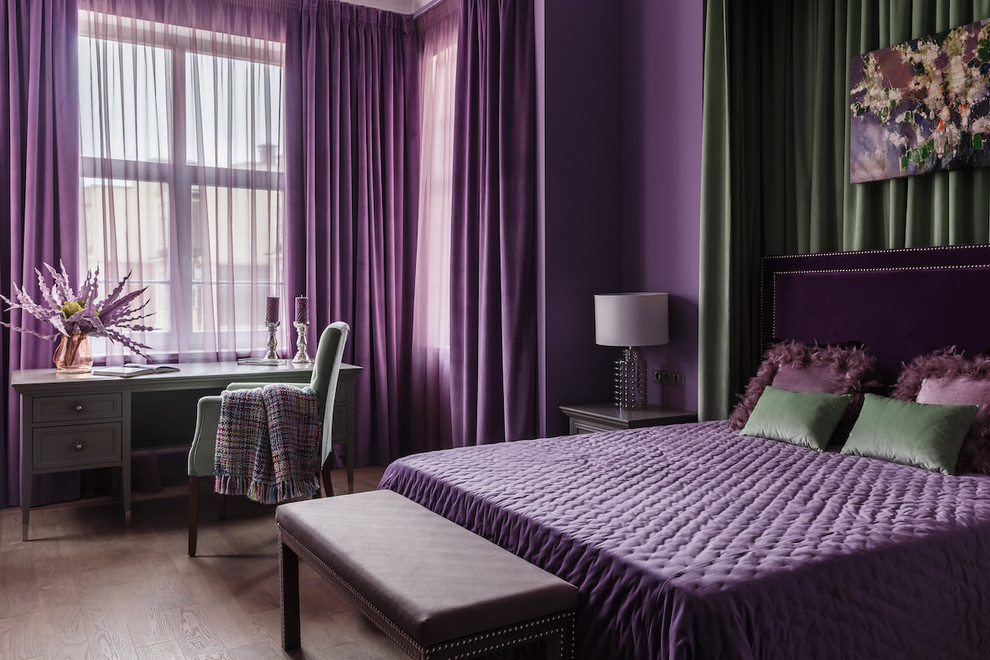 Источник вдохновения для домашнего уюта: хозяйская спальня среднего размера в стиле неоклассика (современная классика) с фиолетовыми стенами, темным паркетным полом и коричневым полом