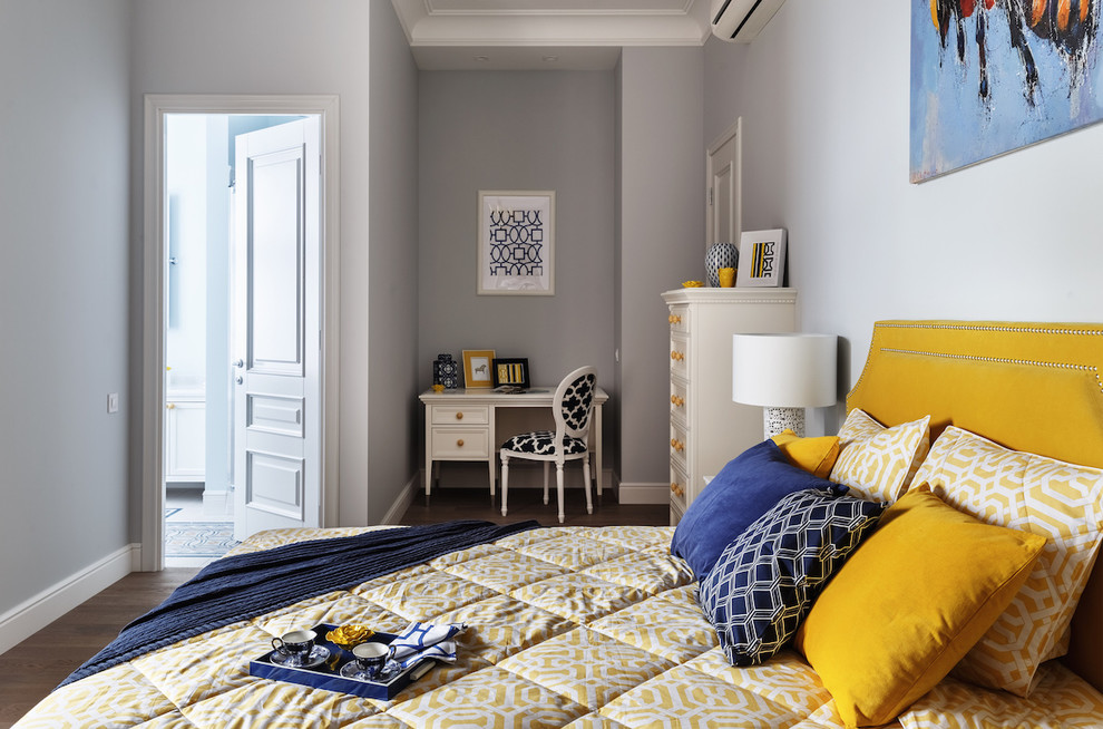 Идея дизайна: хозяйская спальня среднего размера в стиле неоклассика (современная классика) с серыми стенами, темным паркетным полом и коричневым полом