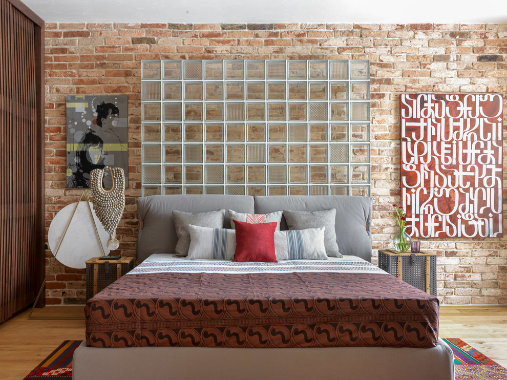 Идея дизайна: хозяйская спальня в стиле фьюжн с коричневыми стенами, светлым паркетным полом и бежевым полом