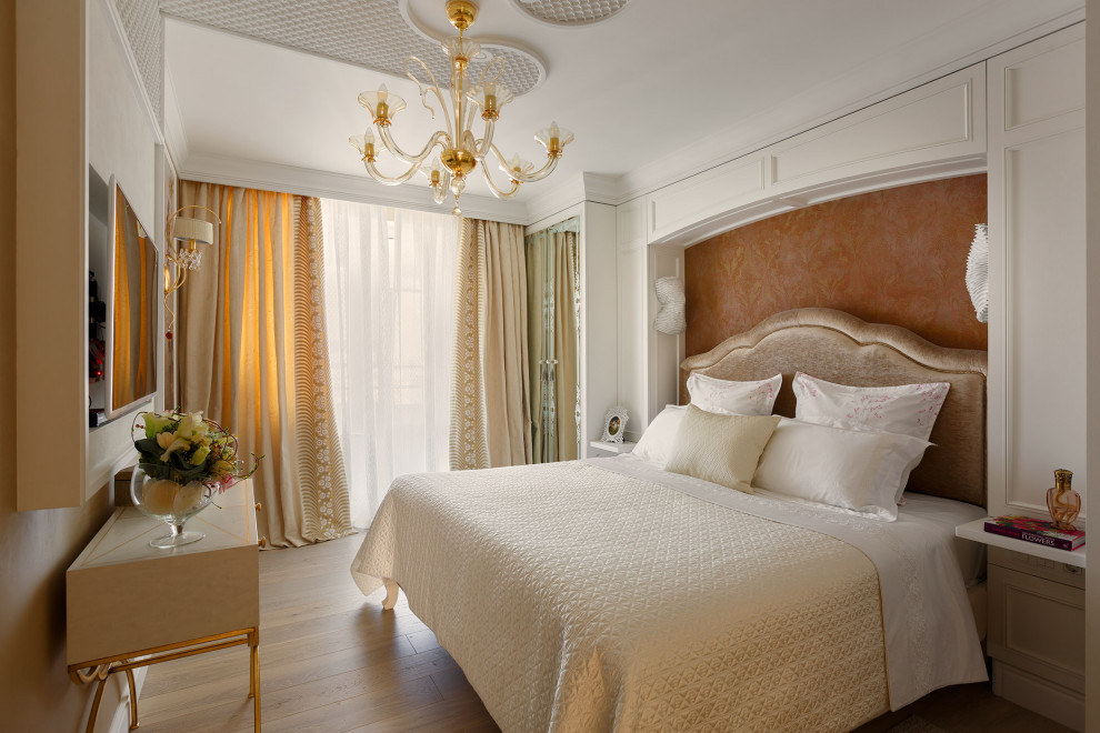 Пример оригинального дизайна: хозяйская спальня в классическом стиле с оранжевыми стенами, светлым паркетным полом и бежевым полом без камина