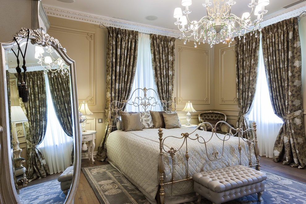 Geräumiges Klassisches Gästezimmer mit beiger Wandfarbe, braunem Holzboden und braunem Boden in Moskau