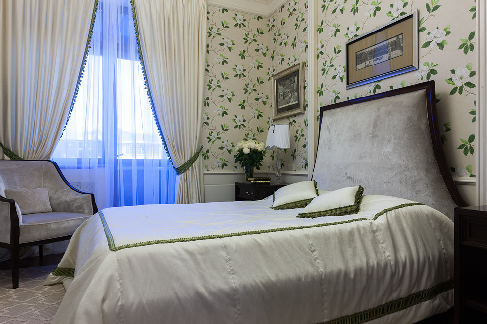 Идея дизайна: гостевая спальня среднего размера, (комната для гостей) в стиле неоклассика (современная классика) с бежевыми стенами, паркетным полом среднего тона и коричневым полом