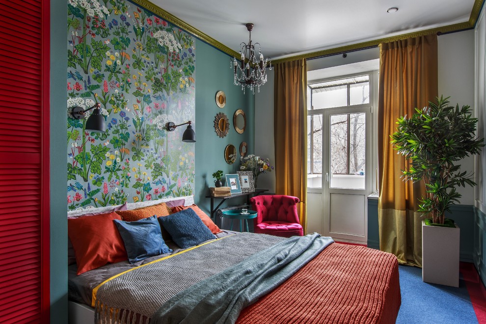 Mittelgroßes Eklektisches Hauptschlafzimmer mit bunten Wänden, blauem Boden und Teppichboden
