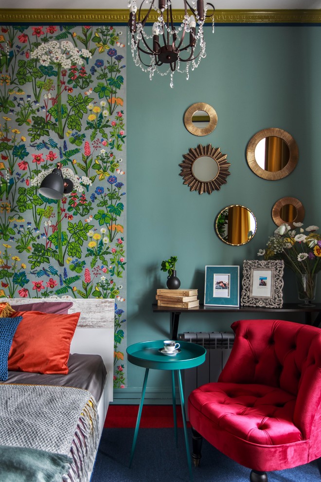 Idee per una camera matrimoniale eclettica di medie dimensioni con pareti multicolore, pavimento blu e moquette