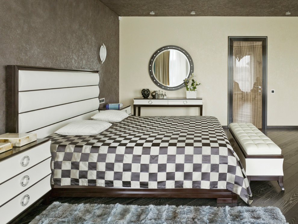 На фото: хозяйская спальня в современном стиле с бежевыми стенами и темным паркетным полом с