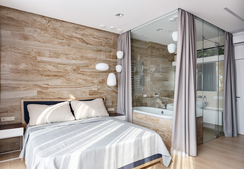 Diseño de dormitorio principal contemporáneo con paredes marrones, suelo de madera clara y suelo beige