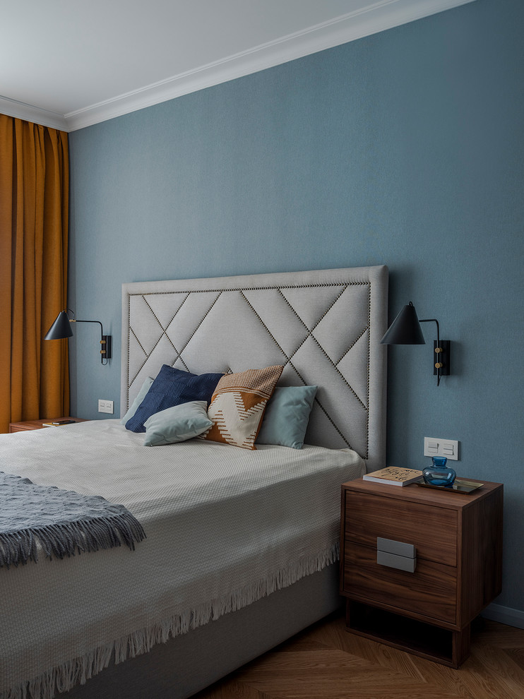 Пример оригинального дизайна: хозяйская спальня среднего размера в стиле неоклассика (современная классика) с серыми стенами, паркетным полом среднего тона и коричневым полом