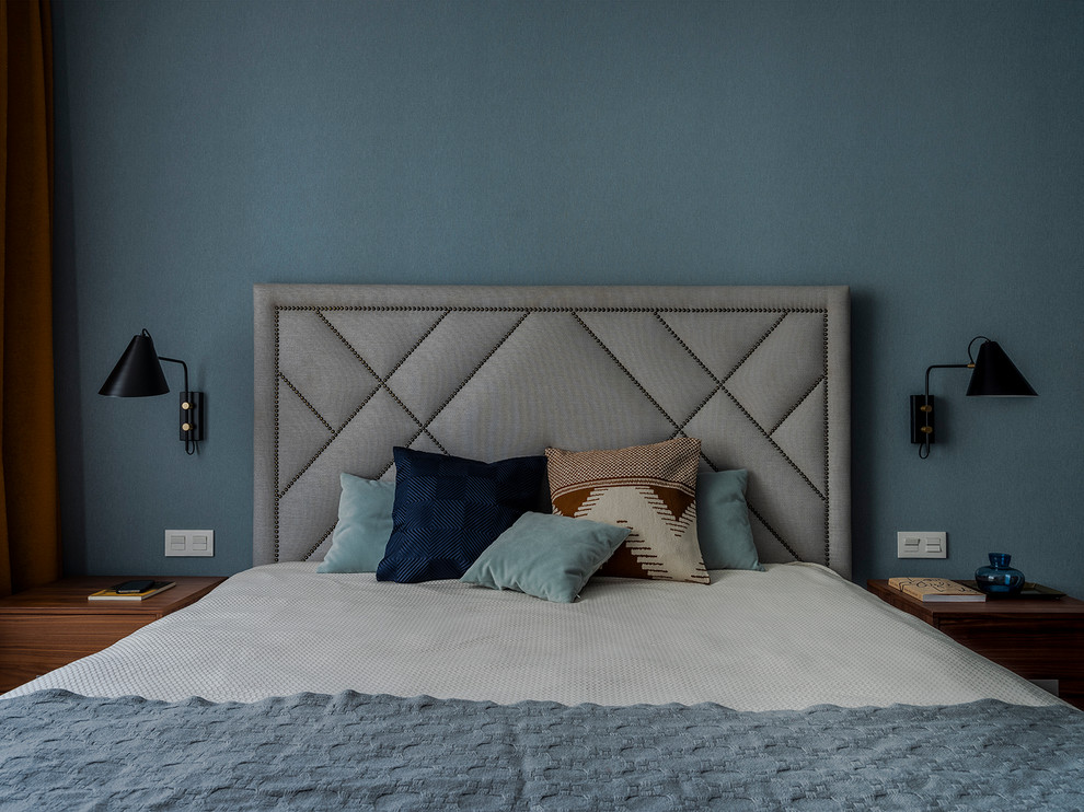 Стильный дизайн: хозяйская спальня среднего размера с серыми стенами, паркетным полом среднего тона и коричневым полом - последний тренд