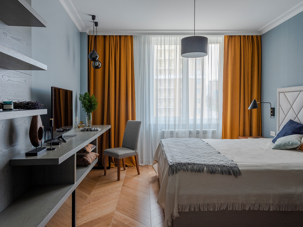 Ejemplo de dormitorio principal de tamaño medio con paredes grises, suelo de madera en tonos medios y suelo marrón