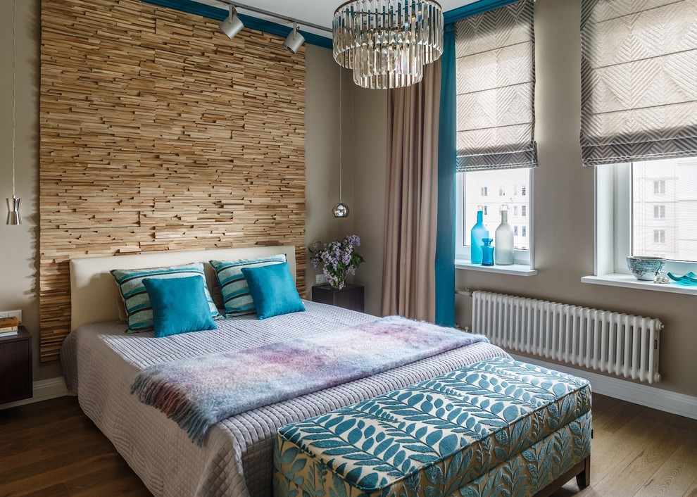 Modernes Hauptschlafzimmer mit beiger Wandfarbe, braunem Boden und braunem Holzboden in Moskau