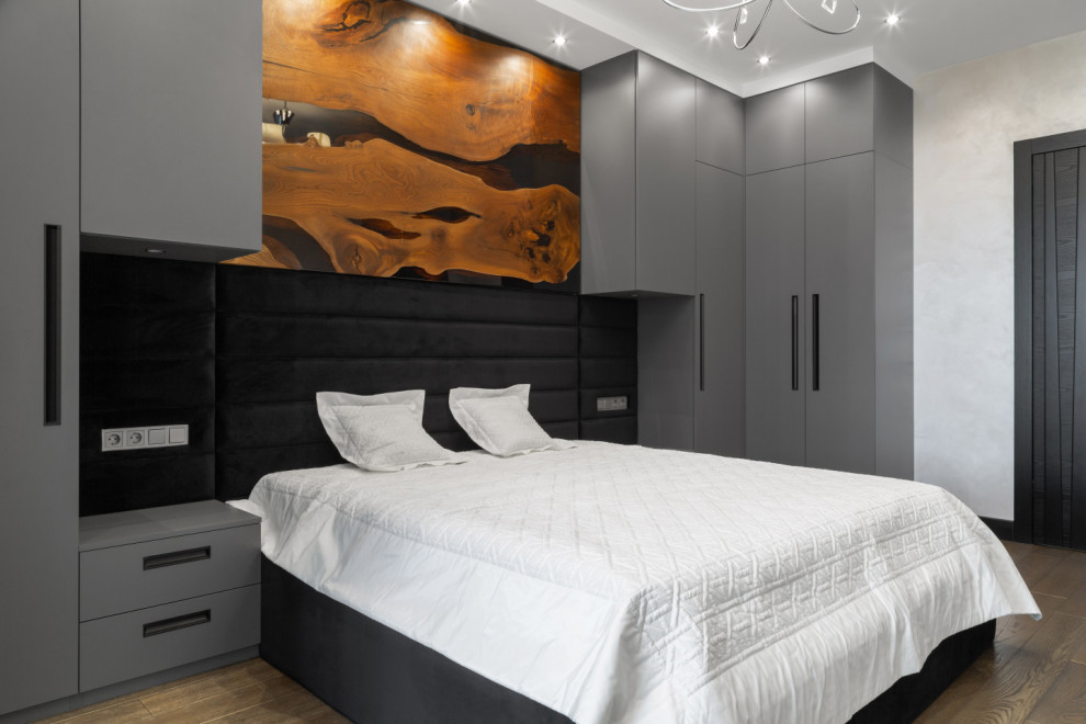 Bild på ett funkis sovrum, med grå väggar och brunt golv
