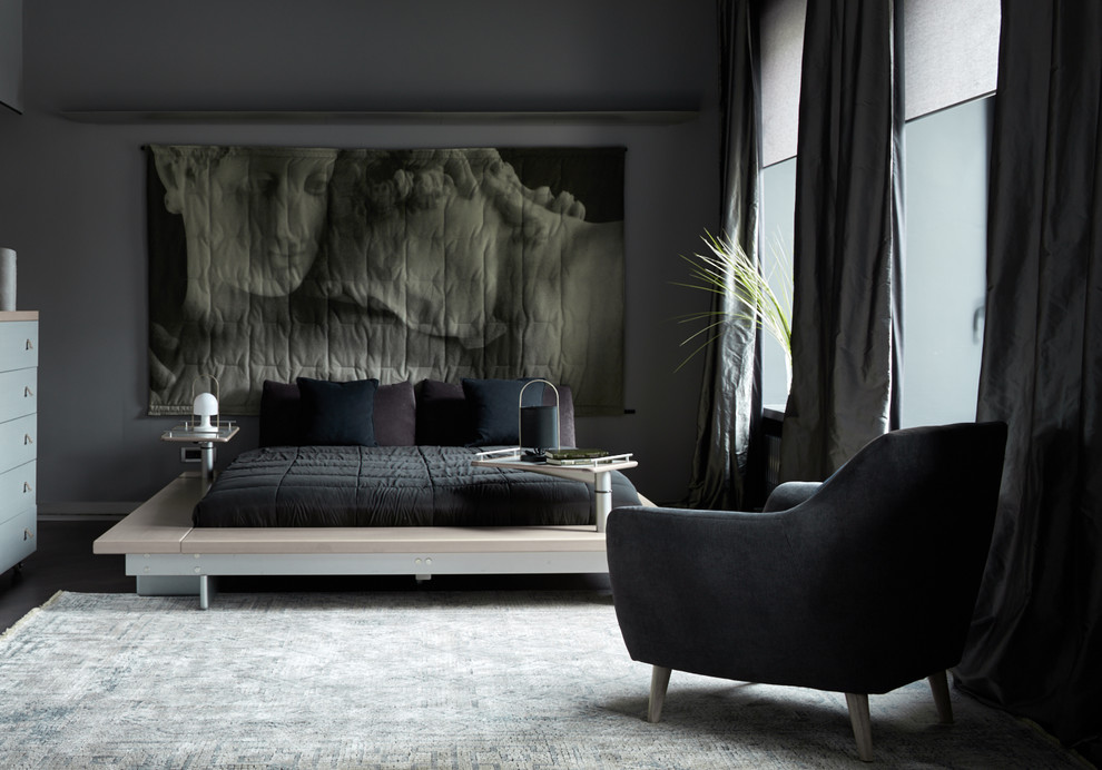 Idee per una camera matrimoniale design con pareti grigie, parquet scuro e pavimento nero