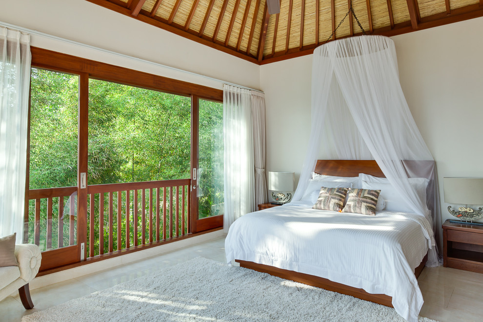 Пример оригинального дизайна: спальня в морском стиле с белыми стенами и бежевым полом