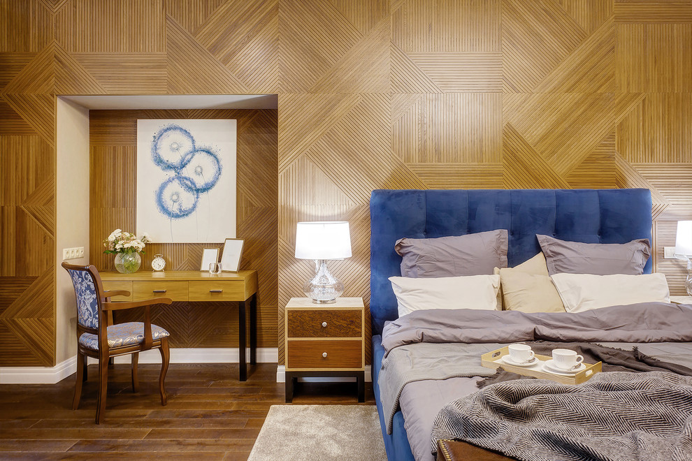 На фото: хозяйская спальня: освещение в стиле неоклассика (современная классика) с бежевыми стенами, паркетным полом среднего тона и коричневым полом