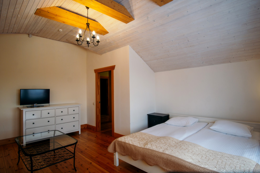 Пример оригинального дизайна: гостевая спальня (комната для гостей) в стиле лофт с белыми стенами и деревянным полом без камина