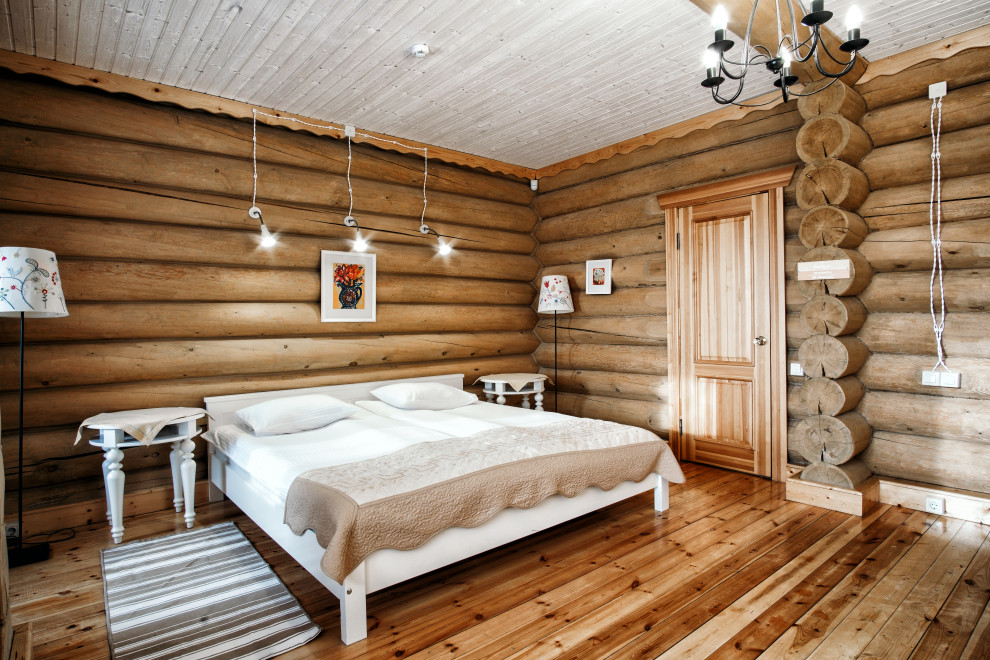 Стильный дизайн: гостевая спальня (комната для гостей) в стиле ретро с коричневыми стенами и деревянным полом без камина - последний тренд