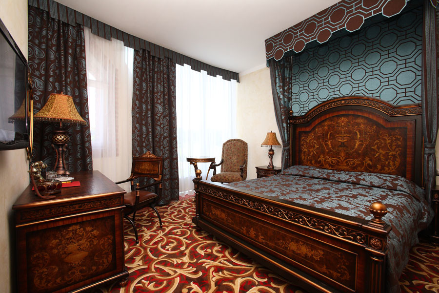 На фото: спальня в викторианском стиле