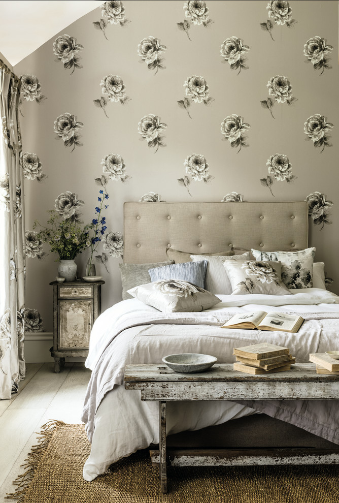 Aménagement d'une chambre parentale romantique avec un mur beige et un sol gris.