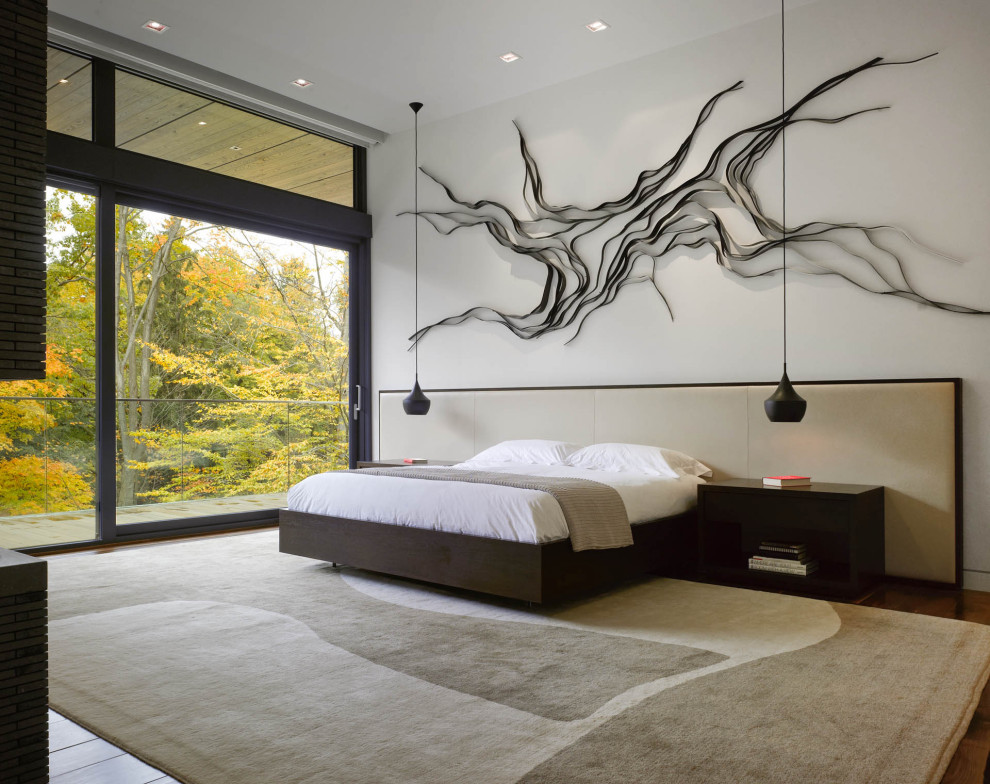 Geräumiges Modernes Hauptschlafzimmer mit weißer Wandfarbe, braunem Holzboden und braunem Boden in Toronto