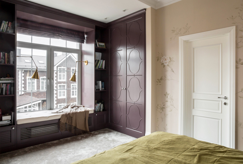Пример оригинального дизайна: хозяйская спальня в стиле неоклассика (современная классика) с бежевыми стенами, ковровым покрытием, серым полом и обоями на стенах без камина