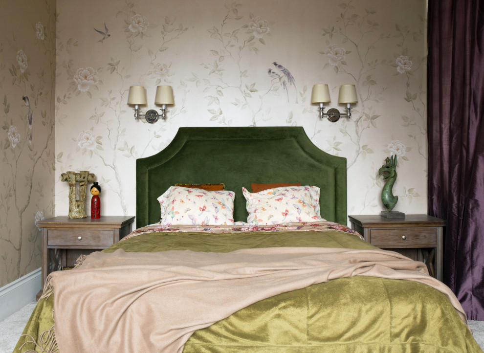 Asiatisches Schlafzimmer mit beiger Wandfarbe in Moskau