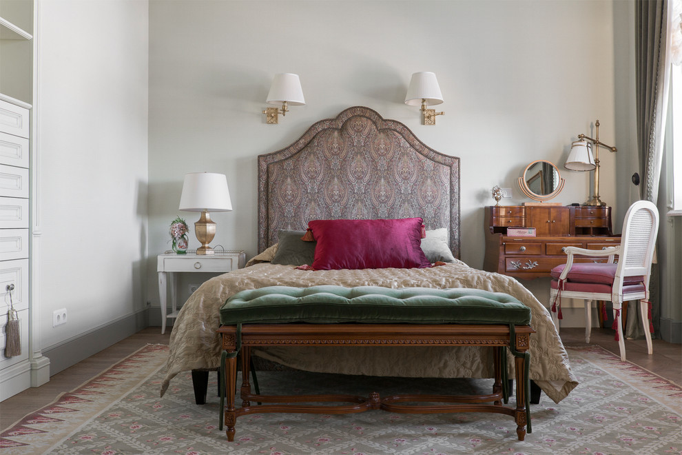 Идея дизайна: спальня в классическом стиле с серыми стенами, ковровым покрытием и кроватью в нише