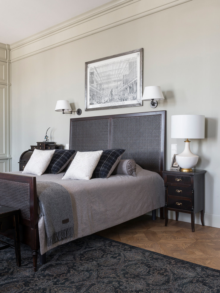 Пример оригинального дизайна: спальня в классическом стиле с серыми стенами и паркетным полом среднего тона