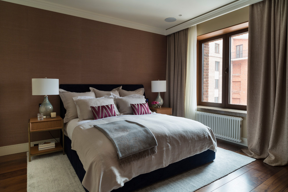 На фото: хозяйская спальня в современном стиле с коричневыми стенами, темным паркетным полом и коричневым полом