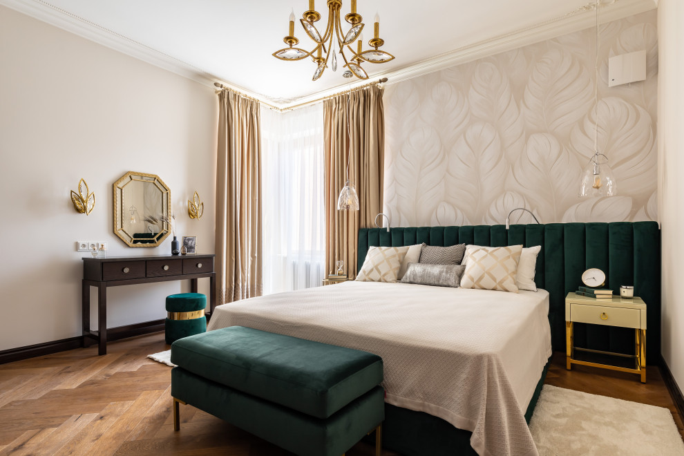 Diseño de dormitorio principal clásico renovado de tamaño medio con paredes beige, suelo de madera en tonos medios y suelo marrón