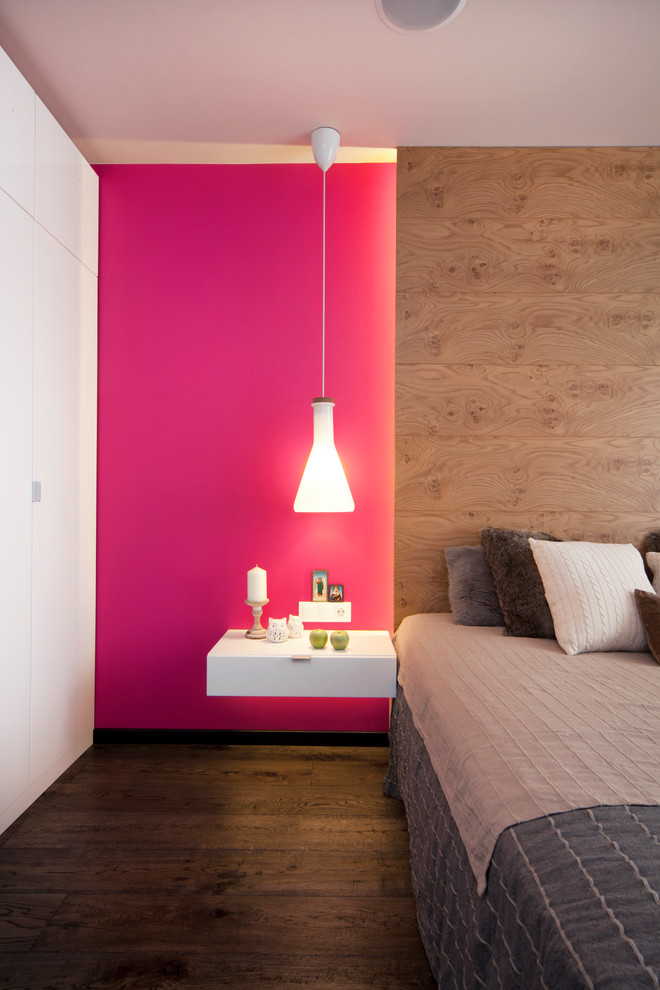 Источник вдохновения для домашнего уюта: хозяйская спальня среднего размера в современном стиле с розовыми стенами, полом из ламината и коричневым полом