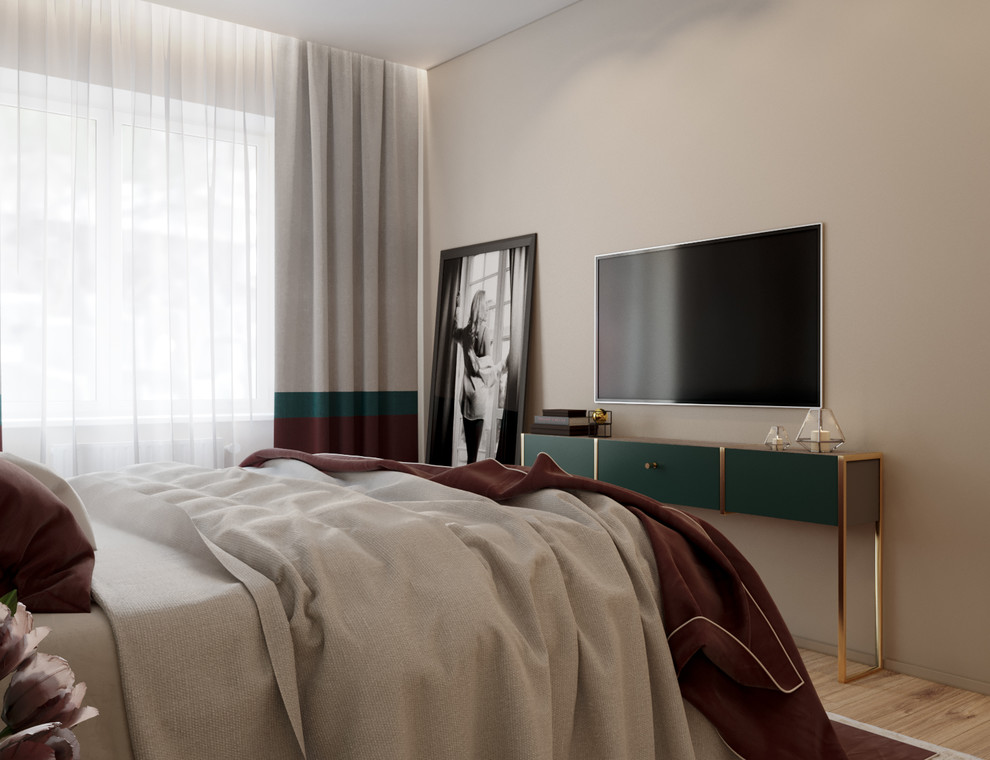 Imagen de dormitorio actual con suelo de madera clara y paredes beige