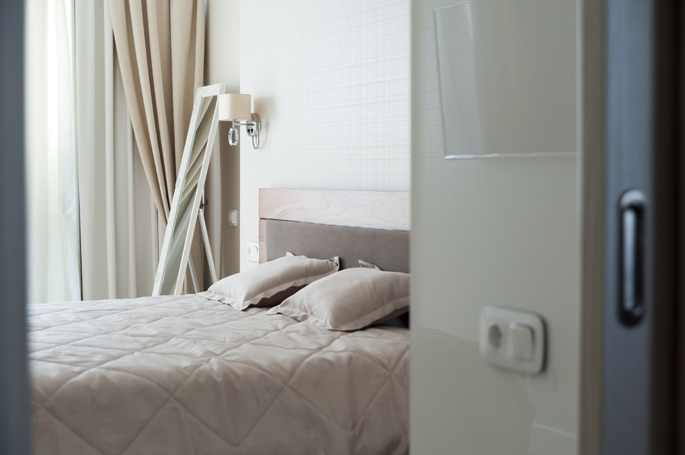 Foto de dormitorio principal contemporáneo de tamaño medio con paredes beige y suelo beige