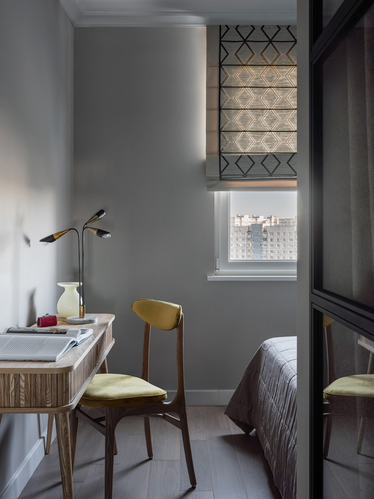 Kleines Modernes Hauptschlafzimmer mit grauer Wandfarbe, braunem Holzboden und braunem Boden in Moskau