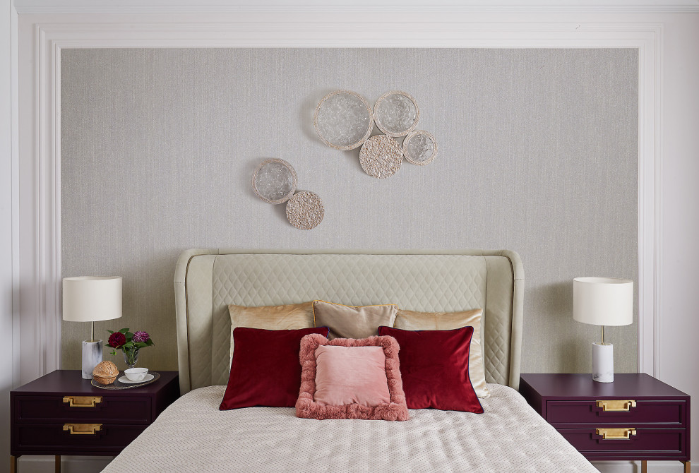На фото: хозяйская спальня в современном стиле с белыми стенами