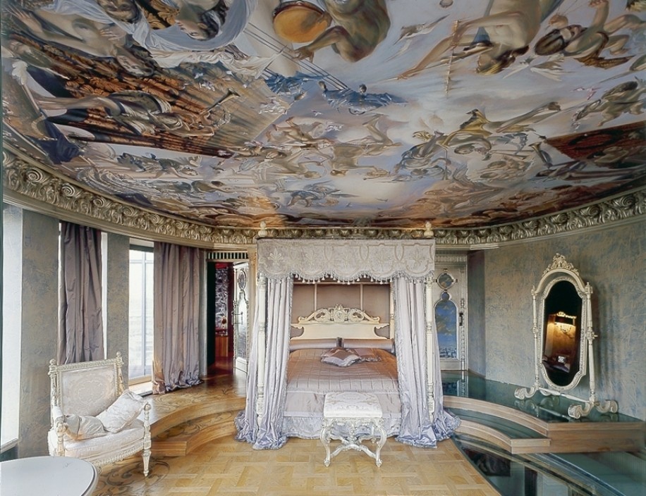 Idée de décoration pour une grande chambre parentale victorienne avec un mur multicolore, parquet clair et aucune cheminée.