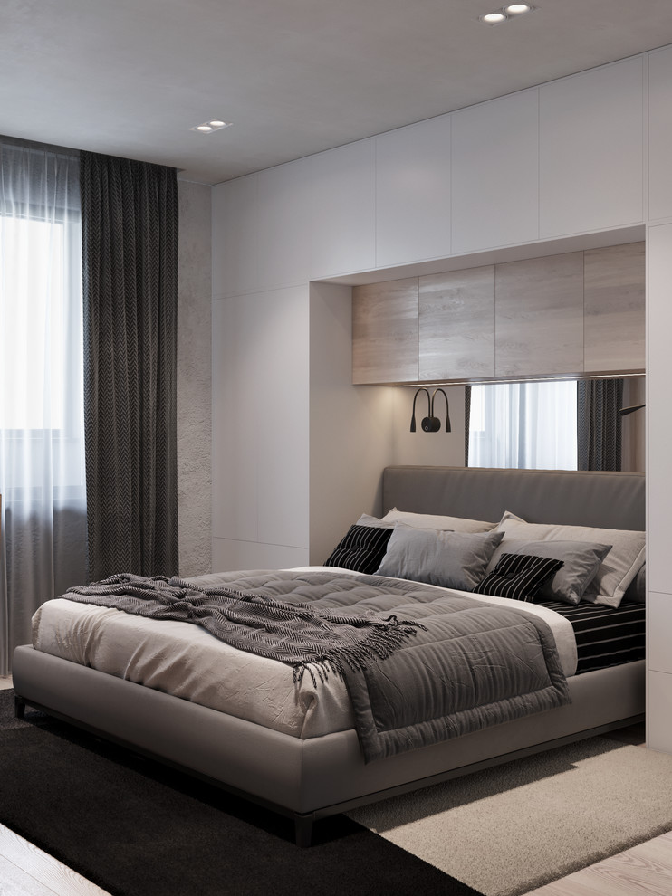 Foto de dormitorio principal contemporáneo pequeño con paredes grises, suelo de madera clara y suelo beige