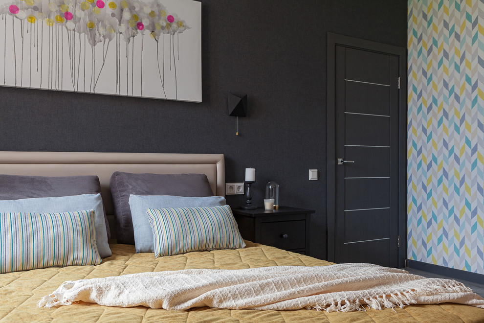 На фото: хозяйская спальня среднего размера в современном стиле с полом из ламината, серым полом и разноцветными стенами