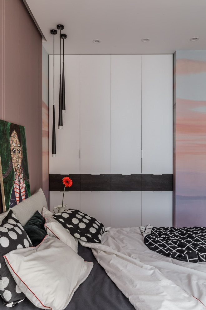 Источник вдохновения для домашнего уюта: маленькая хозяйская спальня в современном стиле с ковровым покрытием, бежевым полом и обоями на стенах для на участке и в саду