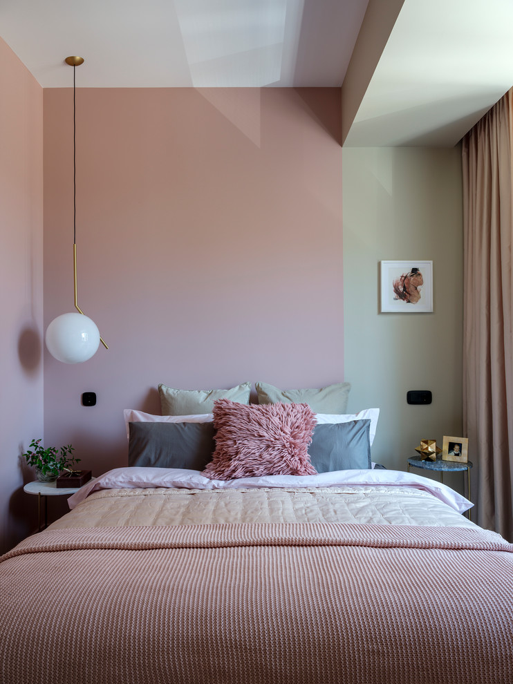 Bild på ett funkis huvudsovrum, med rosa väggar