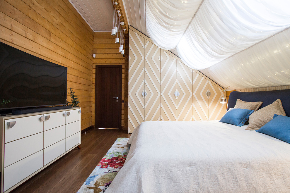 Пример оригинального дизайна: хозяйская спальня в современном стиле с коричневыми стенами, коричневым полом и темным паркетным полом