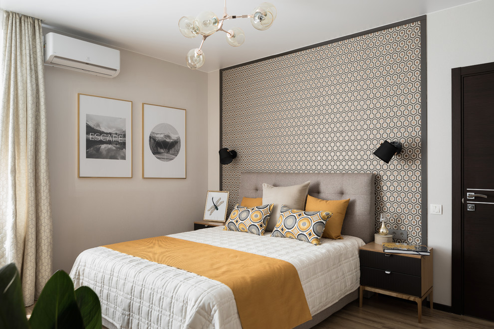 Идея дизайна: хозяйская спальня в современном стиле с паркетным полом среднего тона, коричневым полом и акцентной стеной без камина