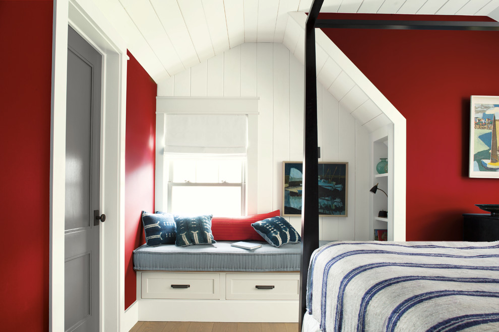 Идея дизайна: спальня в морском стиле с красными стенами