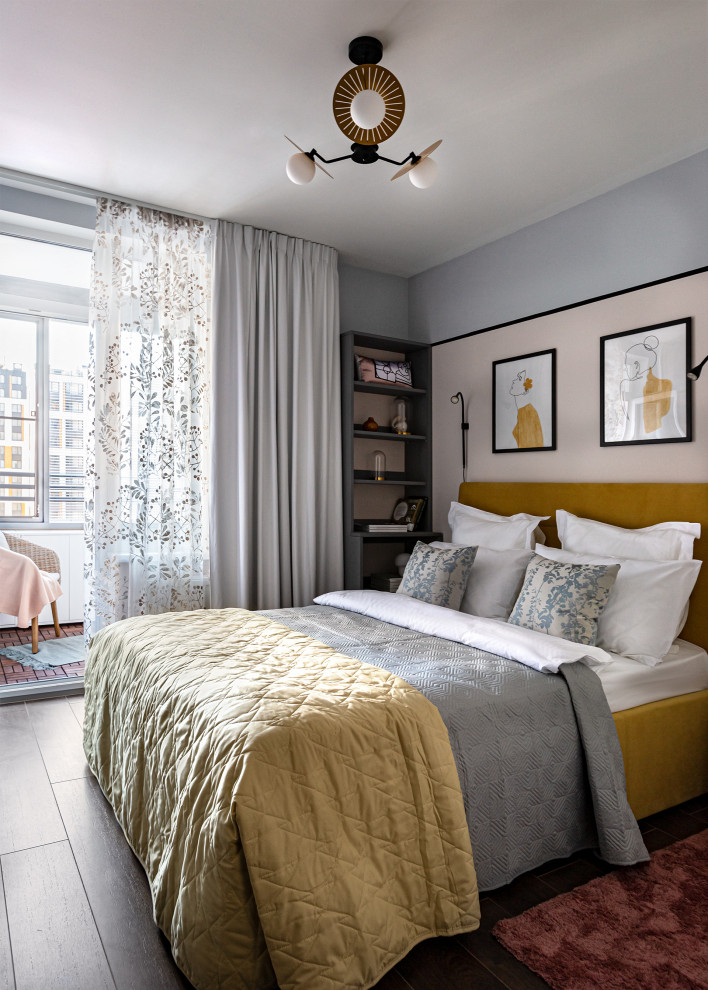Свежая идея для дизайна: хозяйская спальня среднего размера в скандинавском стиле с разноцветными стенами, полом из ламината и коричневым полом - отличное фото интерьера