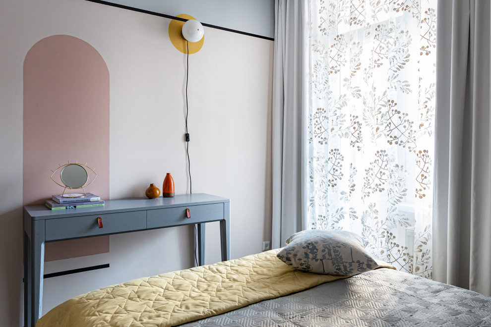 На фото: хозяйская спальня среднего размера в скандинавском стиле с разноцветными стенами, полом из ламината и коричневым полом с
