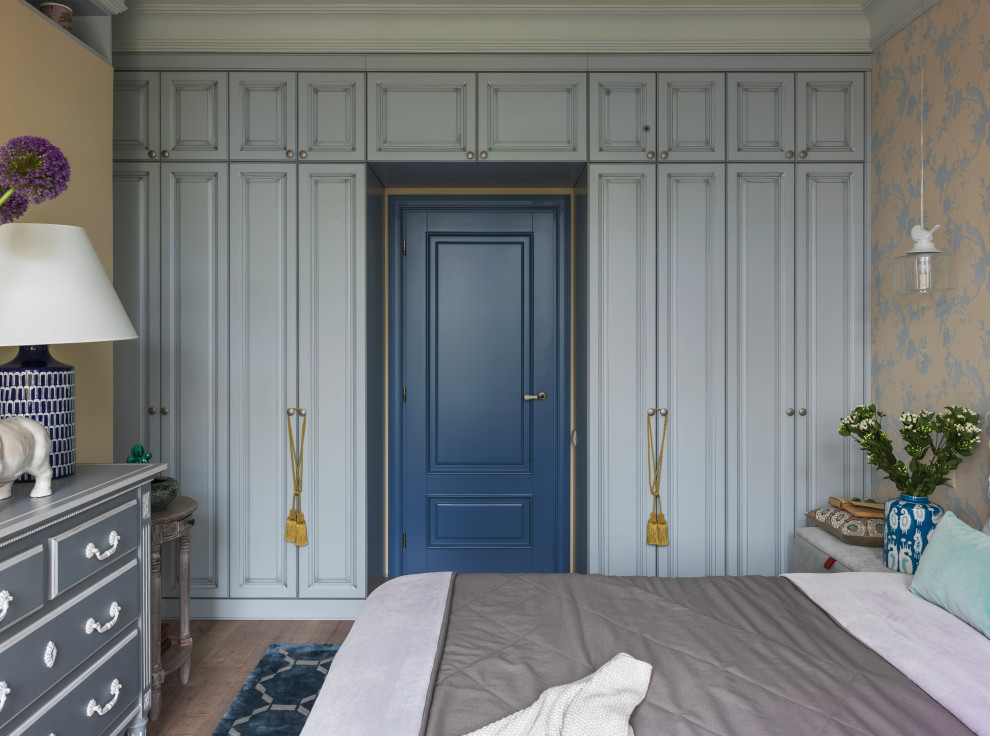 На фото: спальня в средиземноморском стиле с разноцветными стенами, темным паркетным полом и коричневым полом с
